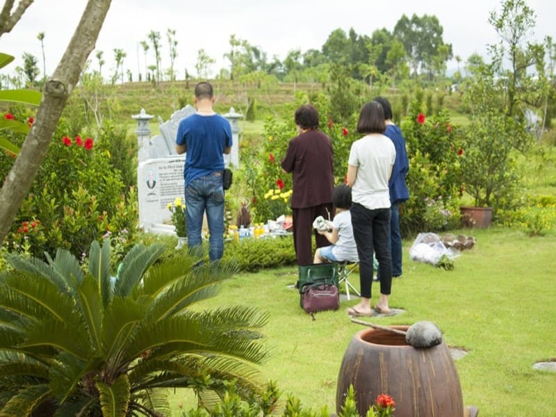 Viếng thăm mộ tổ tiên