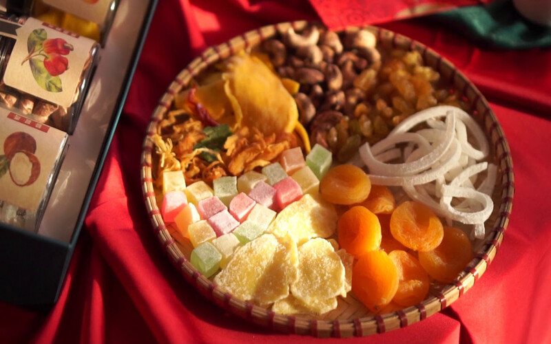 Chuẩn bị bánh kẹo mứt để bày trí nhà ngày Tết