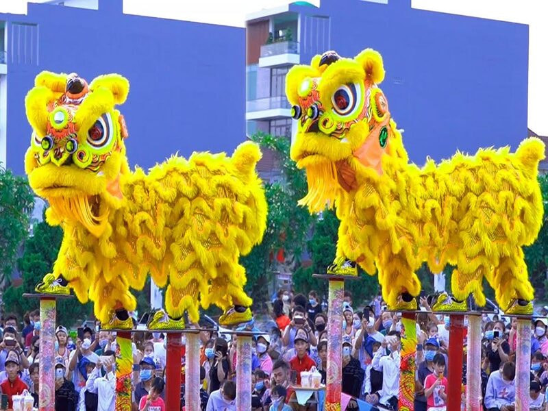 Múa lân Trung trên Mai hoa thung