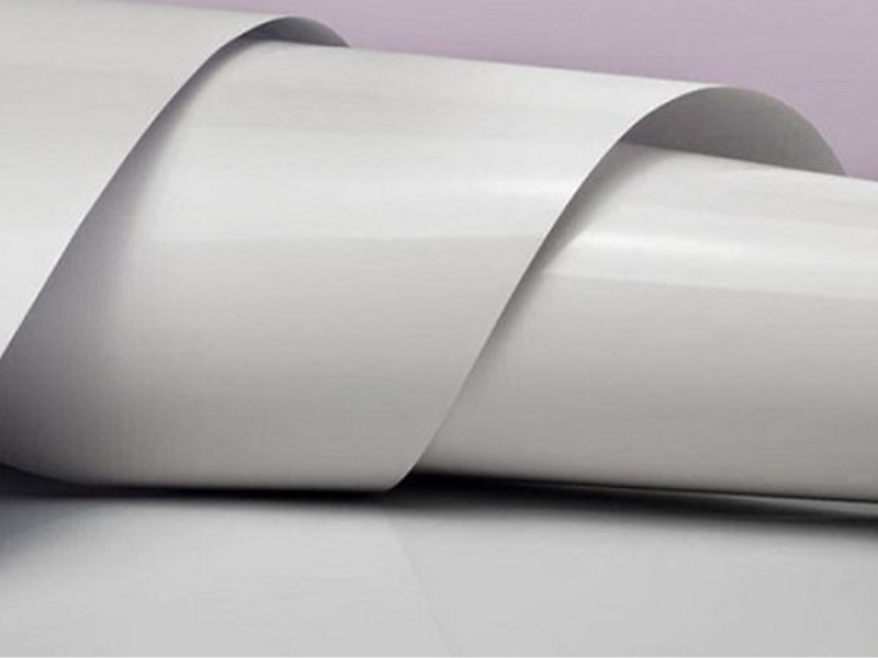 Giấy Couche với bề mặt tráng phủ mịn giúp hình ảnh in sắc nét và màu sắc chân thực