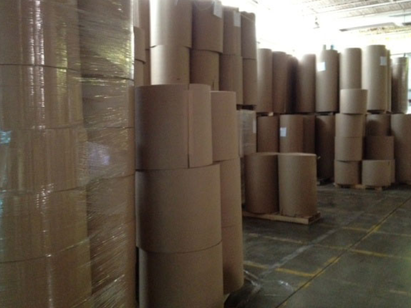 Giấy xeo được cuộn khổ lớn, sẵn sàng đưa vào dây chuyền sản xuất thùng carton