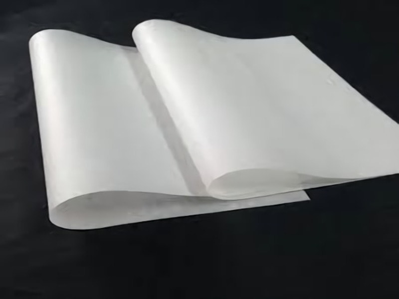 Cận cảnh bề mặt mịn màng và định lượng mỏng nhẹ từ 17gsm đến 30gsm của giấy Pelure tiêu chuẩn.