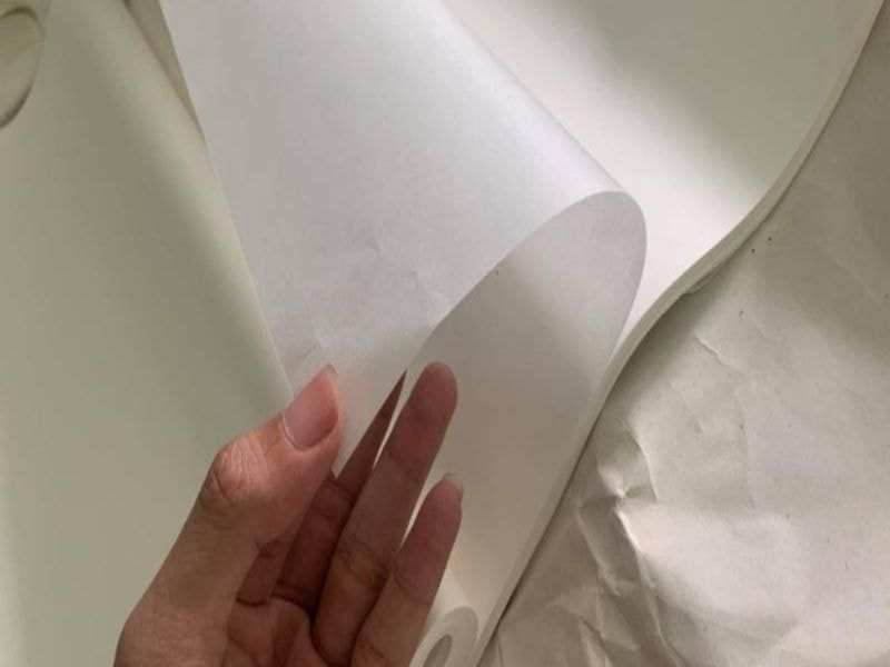 Giấy Pelure (giấy Pơ-luya) với đặc tính mỏng nhẹ, xuyên thấu thường được dùng trong đóng gói cao cấp.
