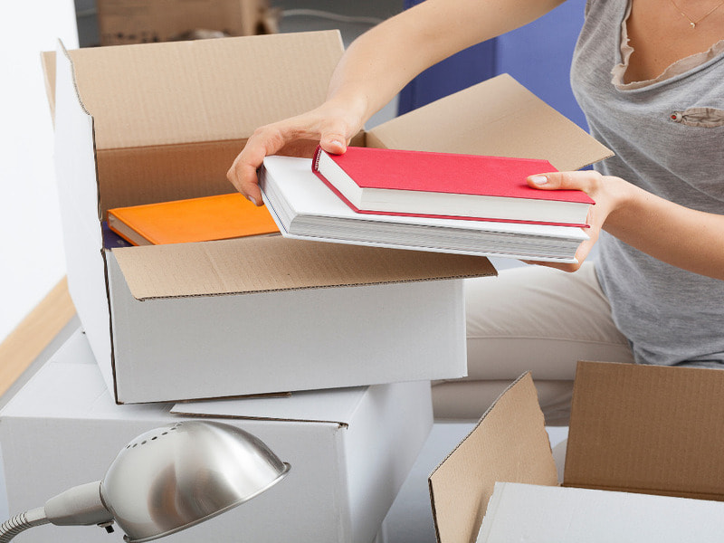 Đóng gói đồ chuyển nhà: Hướng dẫn chi tiết từ A - Z 13 Cách đóng gói sách và tài liệu